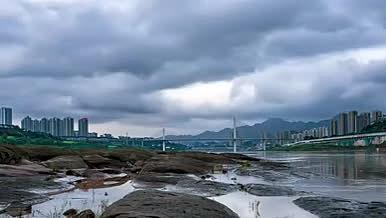 重庆大桥延时云层滚动震撼素材视频嘉陵江视频的预览图